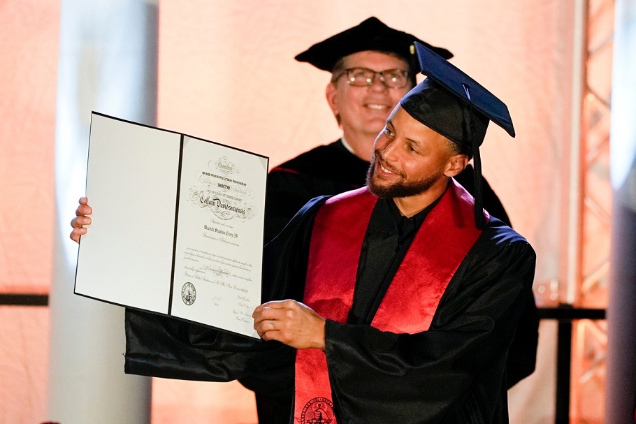 Stephen Curry obtiene un certificado de logro por 13 años de arduo trabajo